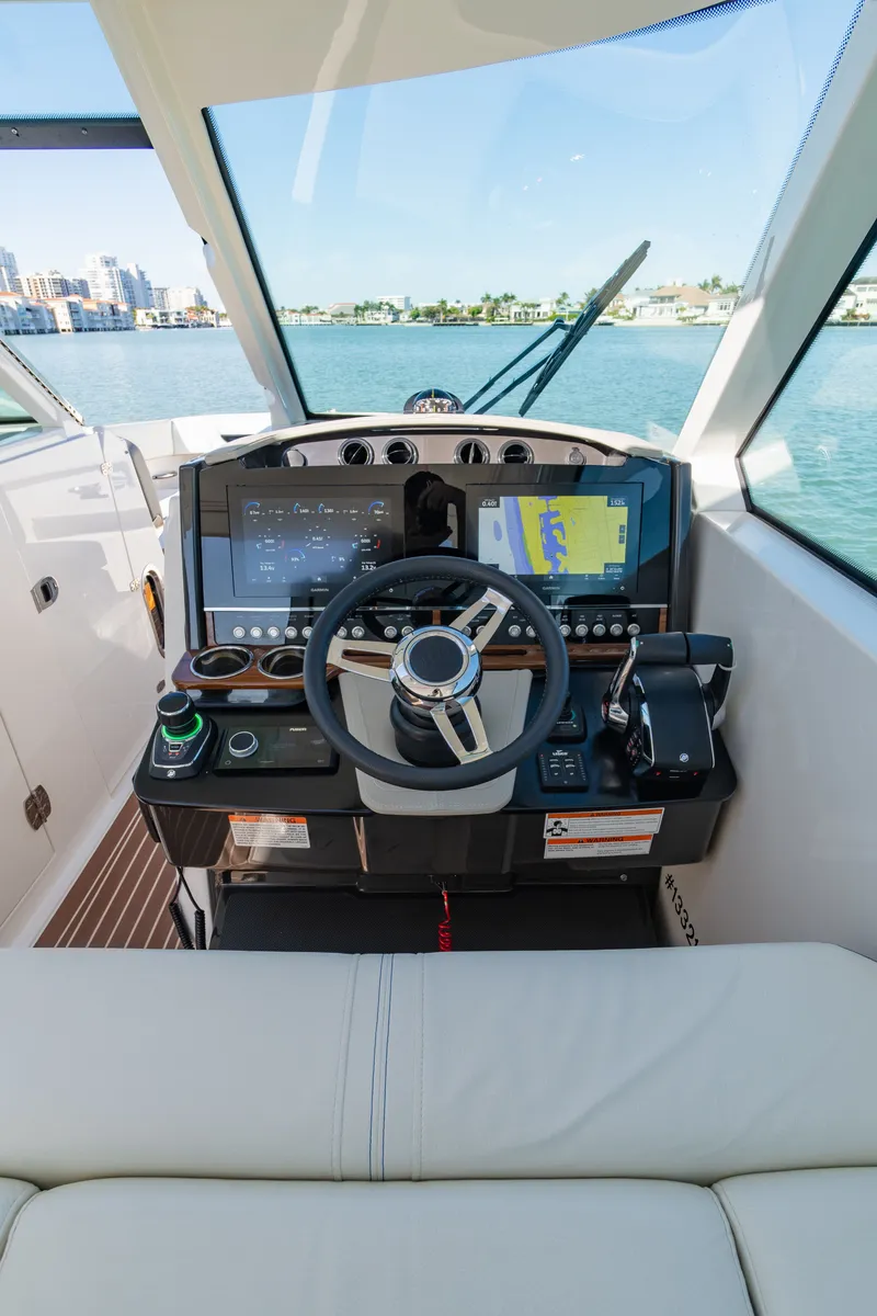 Slide: The Image of Tiara 34 LX 2023 - 51