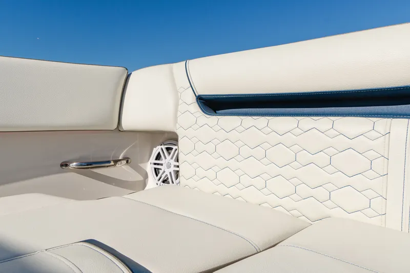 Slide: The Image of Tiara 34 LX 2023 - 57