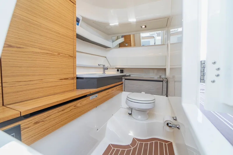 Slide: The Image of Tiara 34 LX 2023 - 61