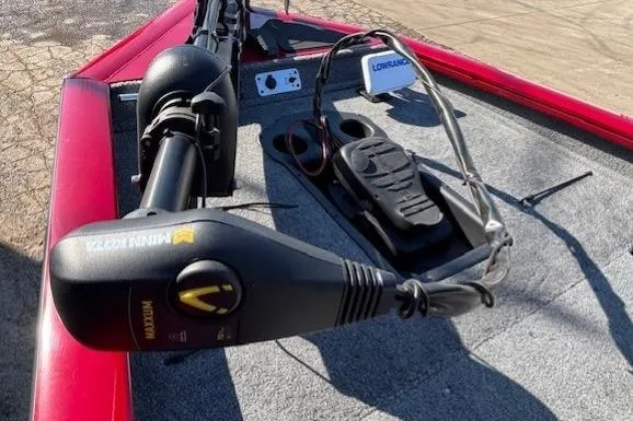 Slide: The Image of 2025 Tracker Pro Team 190 boat with Minn Kota trolling motor and Lowrance fish finder. - 8