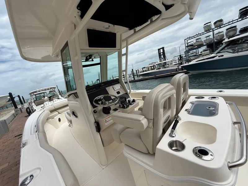 Slide: The Image of Boston Whaler 280 Outrage 2026 - 18