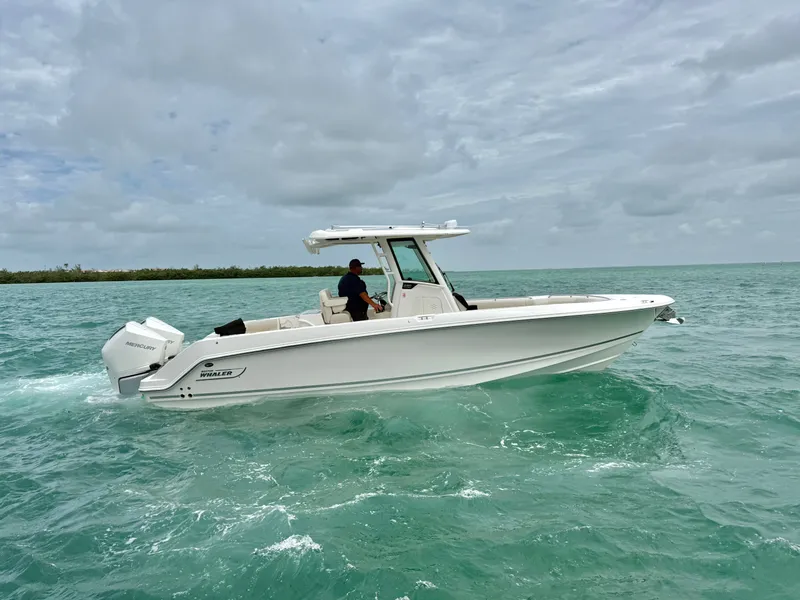 Slide: The Image of Boston Whaler 280 Outrage 2026 - 3