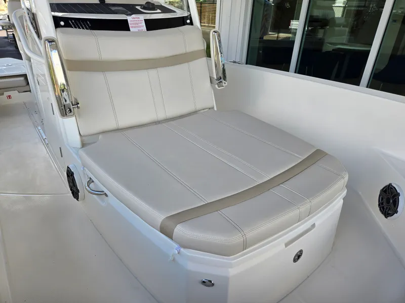 Slide: The Image of Boston Whaler 250 Dauntless 2026, comfortable seating area on the boat. - 13