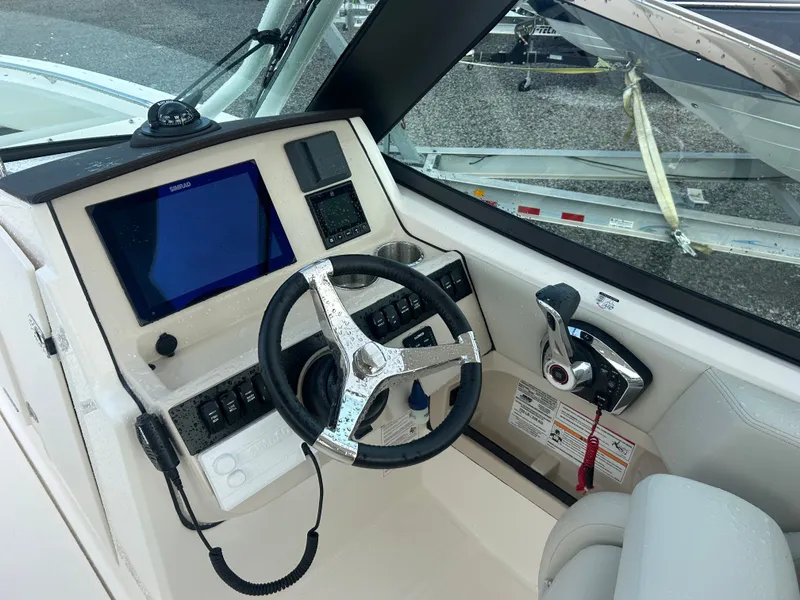 Slide: The Image of Boston Whaler 240 Vantage 2026 - 15