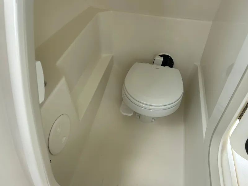 Slide: The Image of Boston Whaler 240 Vantage 2026 - 16