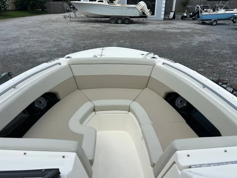 Slide: The Image of Boston Whaler 240 Vantage 2026 - 18