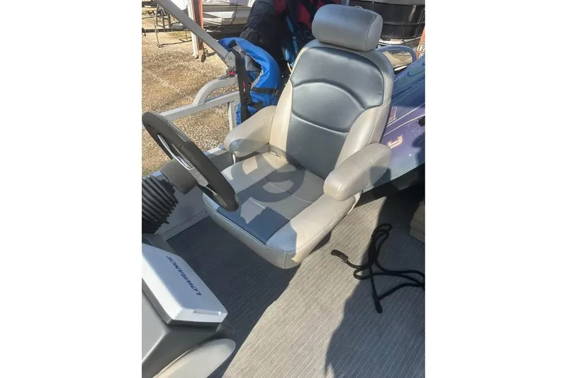 Slide: The Image of Captain's seat of 2008 Crestliner Grand Cayman 2585 boat with steering wheel. - 3
