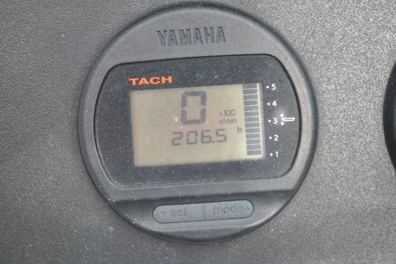 Slide: The Image of Yamaha tachometer displaying 206.5 hours on a 1996 Pursuit 2150 Walkaround boat. - 9