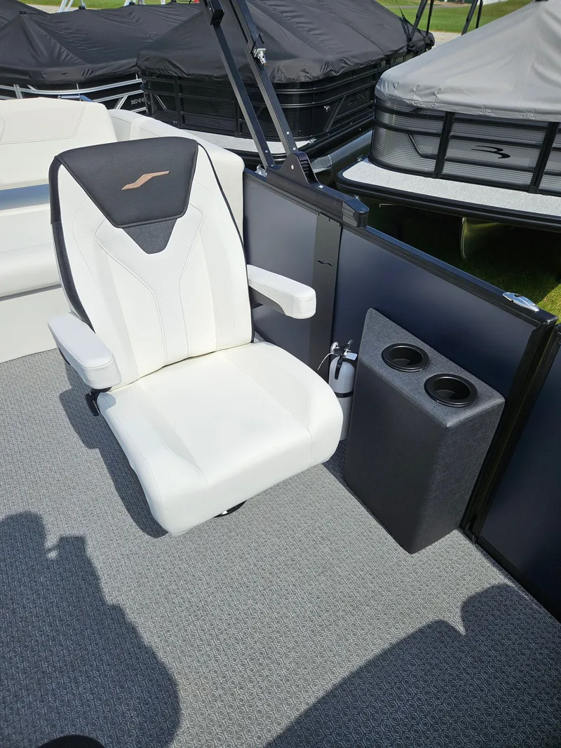 Slide: The Image of Evotti 500 Series Convertible Stern 523 2026 - 11