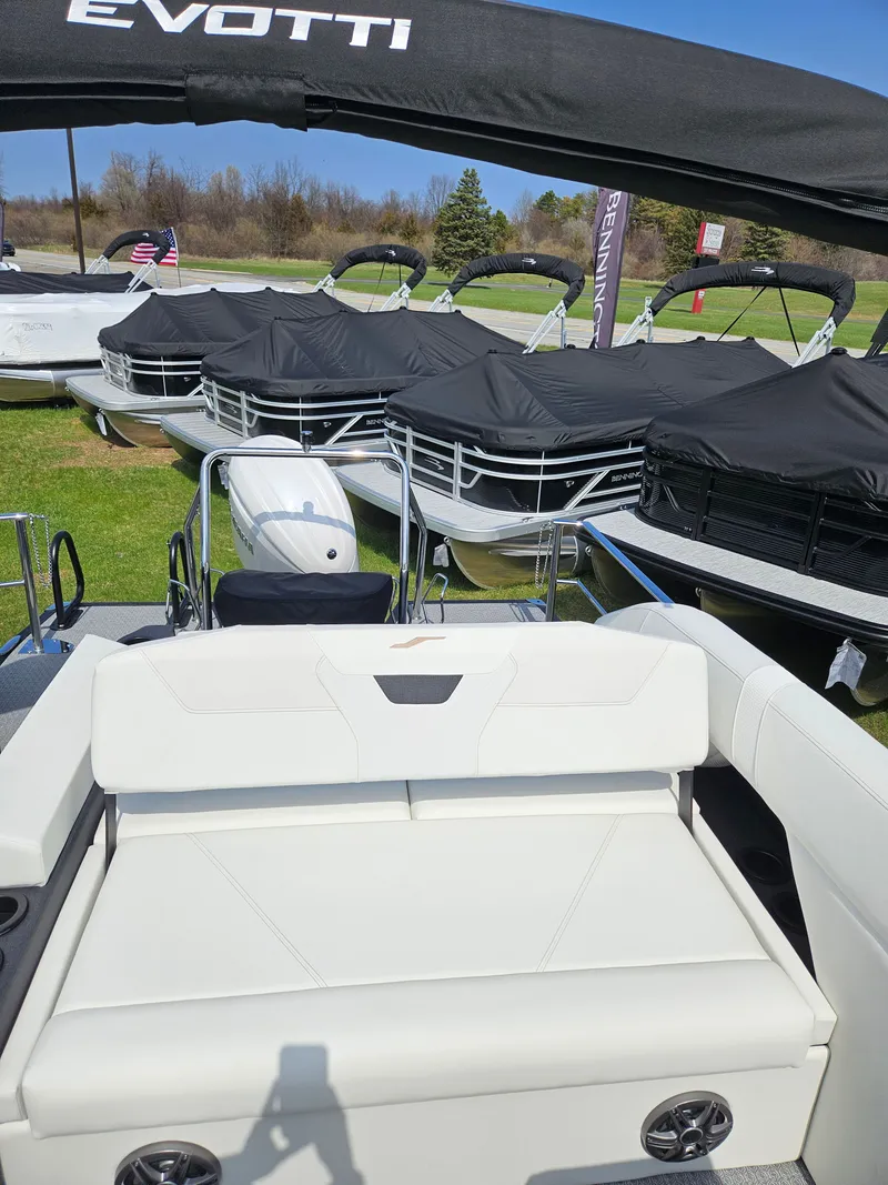 Slide: The Image of Evotti 500 Series Convertible Stern 523 2026 - 13