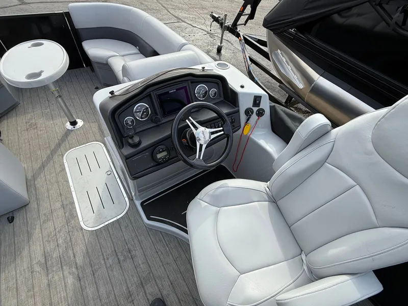 Slide: The Image of Bentley Pontoons 22 LEGACY 2022 - 10