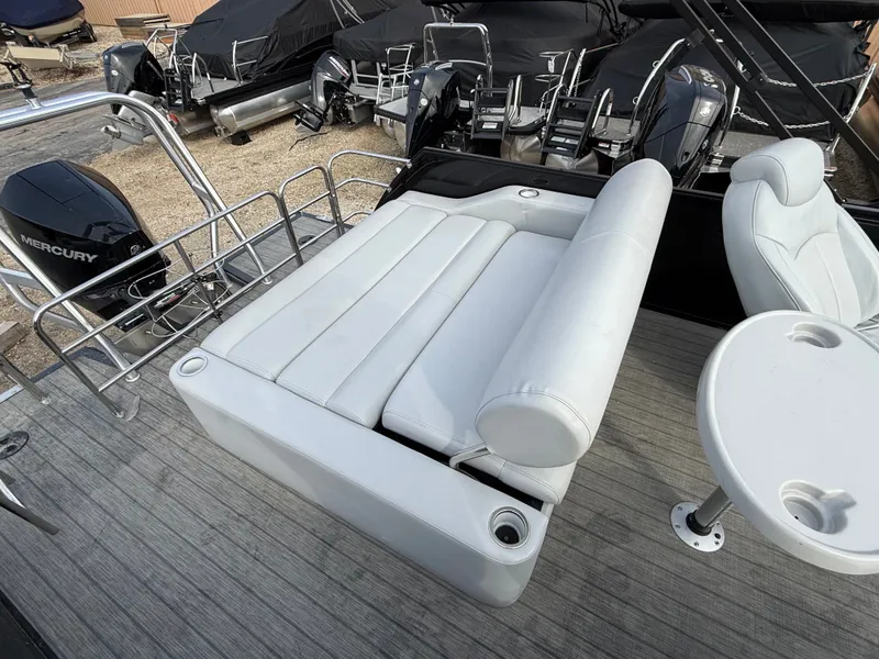 Slide: The Image of Bentley Pontoons 22 LEGACY 2022 - 11