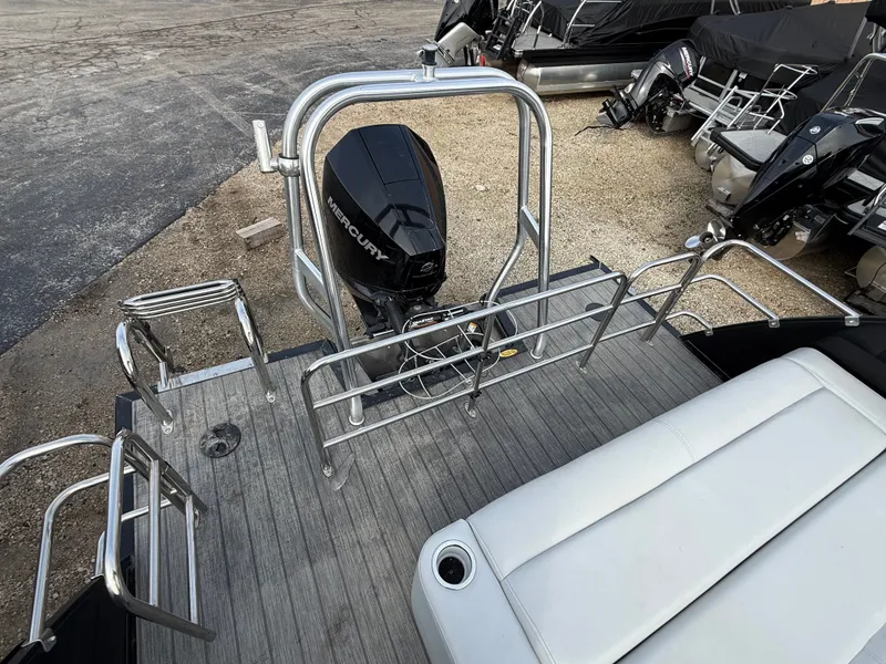 Slide: The Image of Bentley Pontoons 22 LEGACY 2022 - 12