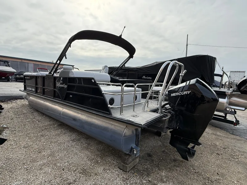 Slide: The Image of Bentley Pontoons 22 LEGACY 2022 - 4
