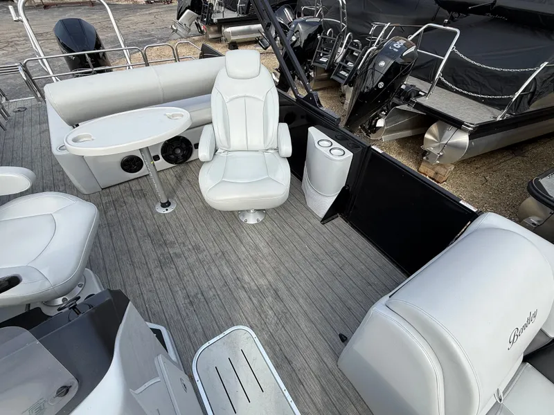 Slide: The Image of Bentley Pontoons 22 LEGACY 2022 - 8