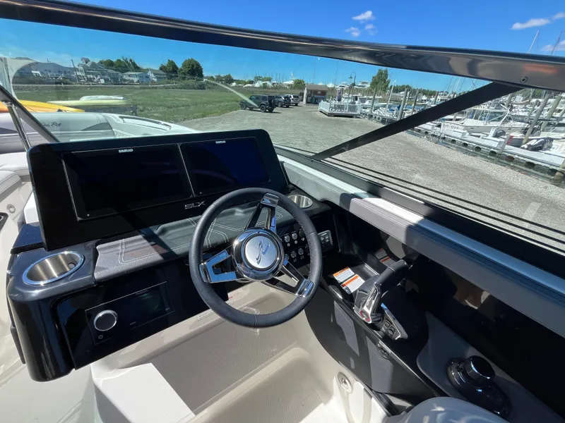 Slide: The Image of Sea Ray SLX 280 Outboard 2026 - 17