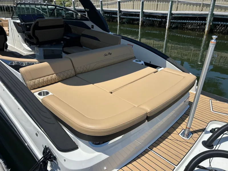 Slide: The Image of Sea Ray SLX 280 Outboard 2026 - 11