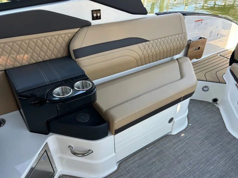 Slide: The Image of Sea Ray SLX 280 Outboard 2026 - 16