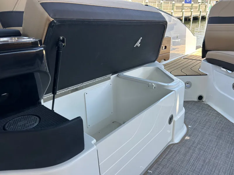 Slide: The Image of Sea Ray SLX 280 Outboard 2026 - 18