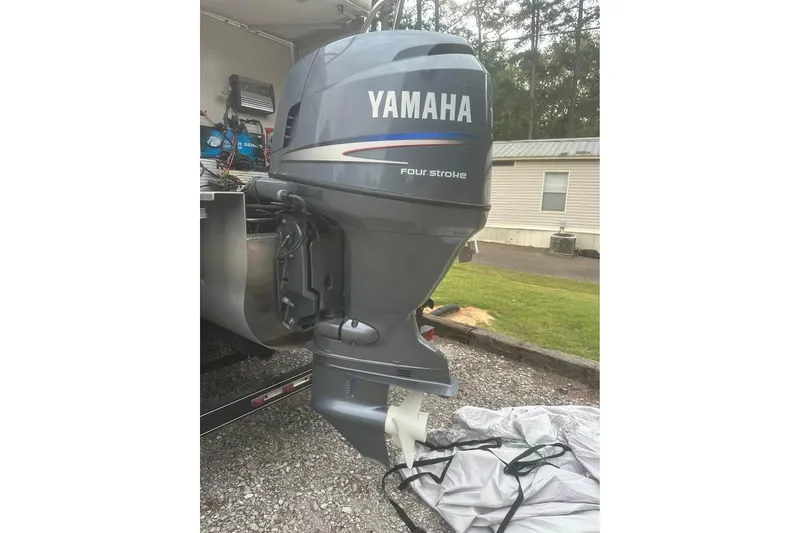 Slide: The Image of Yamaha four-stroke outboard motor on 2006 Avalon Paradise 24' boat. - 10