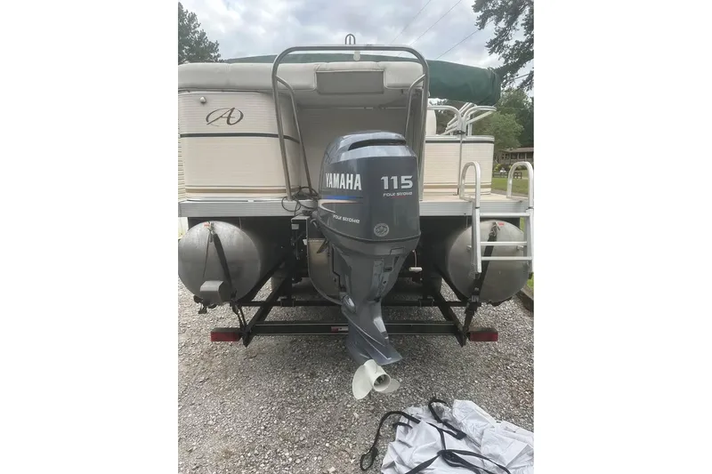 Slide: The Image of 2006 Avalon Paradise 24' pontoon boat with Yamaha 115 outboard motor. - 9