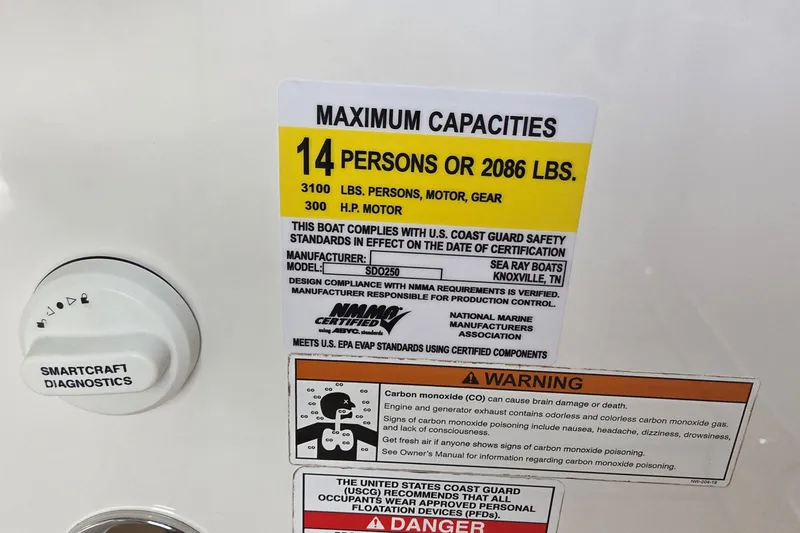 Slide: The Image of Sea Ray SDX 250 Outboard 2020 capacity label, 14 persons or 2086 lbs, safety warnings. - 18
