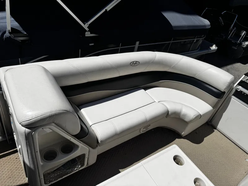 Slide: The Image of Harris Classic 240 I/O 2006 boat seating with cup holders. - 7