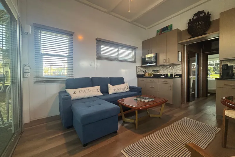 Slide: The Image of Salon - 6