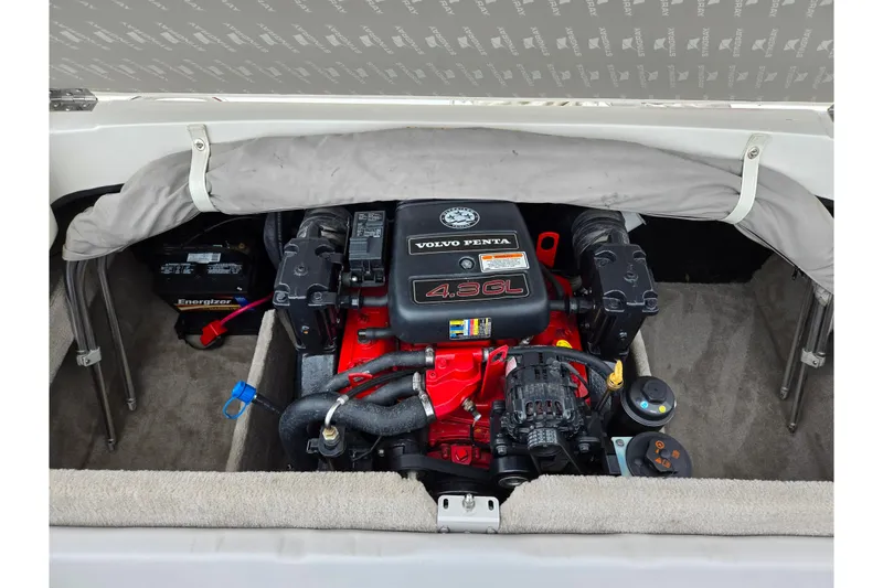Slide: The Image of 2008 Stingray 195 LS/LX/LR boat engine compartment with Volvo Penta 4.3GL engine. - 22