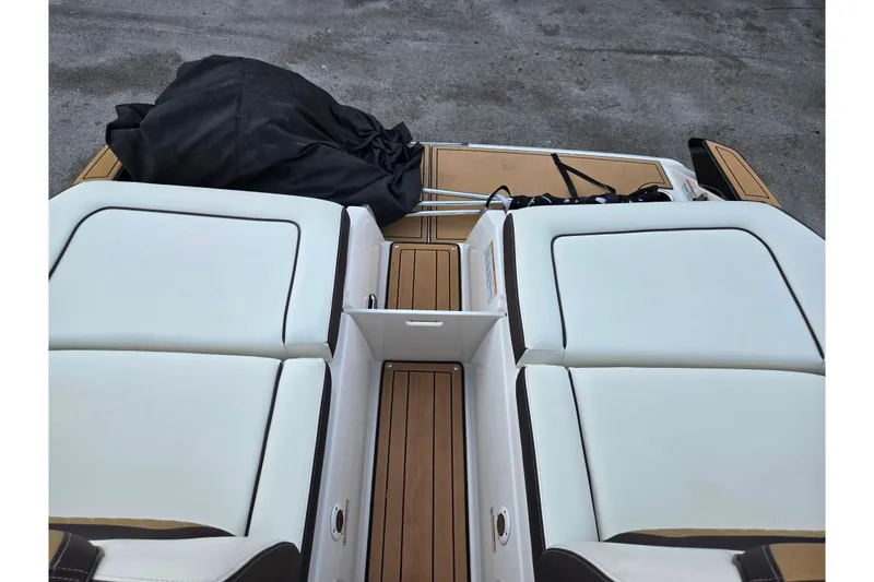 Slide: The Image of 2022 Yamaha Boats 275SD with white cushioned seating and teak flooring. - 29