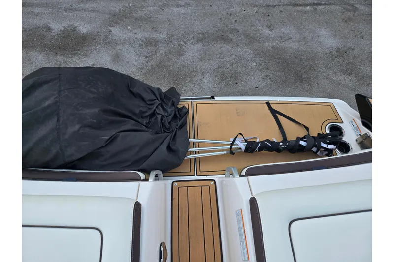 Slide: The Image of 2022 Yamaha Boats 275SD swim platform with folded equipment and cover. - 30