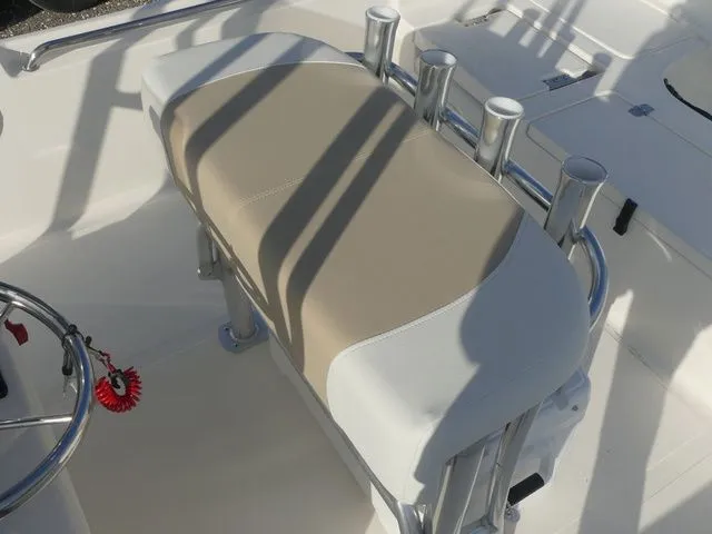 Slide: The Image of Bulls Bay 2200 XS 2026 - 13