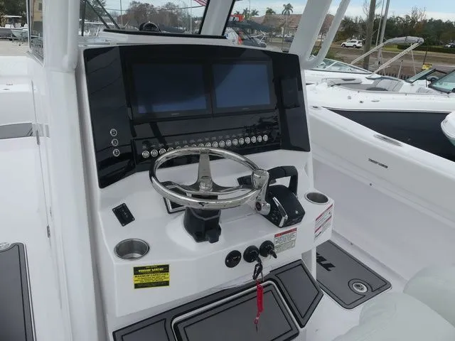 Slide: The Image of Twin Vee 280 GFX2 2026 - 10