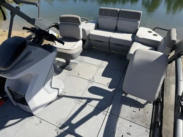 Slide: The Image of Sea-Doo Switch® Sport Compact - 170 hp Galvanized 2024 - 10