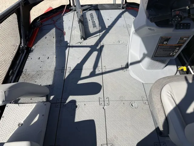 Slide: The Image of Sea-Doo Switch® Sport Compact - 170 hp Galvanized 2024 - 21