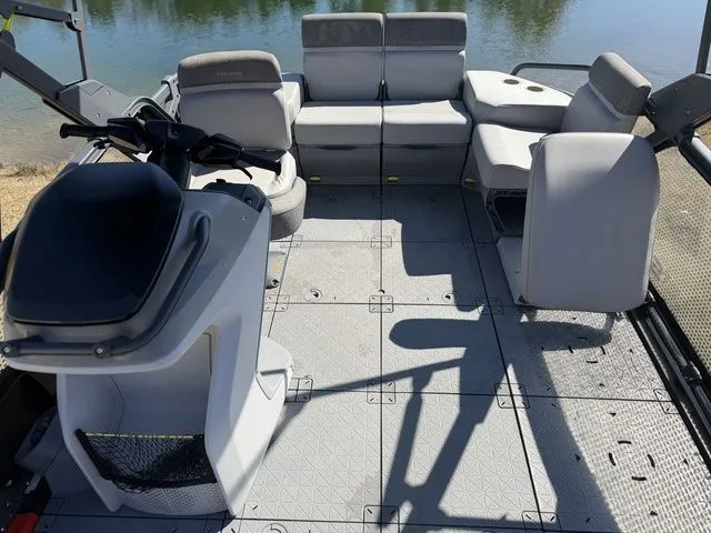 Slide: The Image of Sea-Doo Switch® Sport Compact - 170 hp Galvanized 2024 - 9