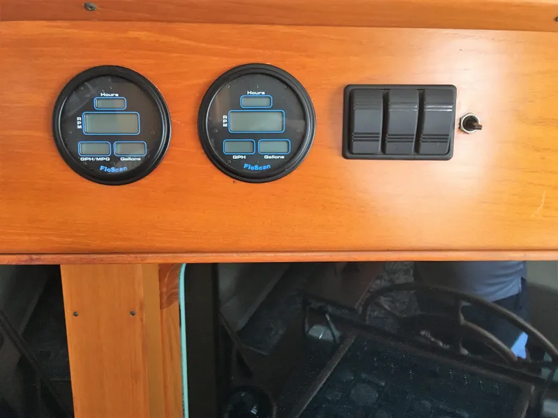 Slide: The Image of DeFever 44+5 2005 dashboard with FloScan gauges. - 33