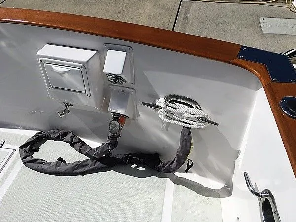 Slide: The Image of DeFever 44+5 boat deck with cleat and rope, 2005 model. - 6