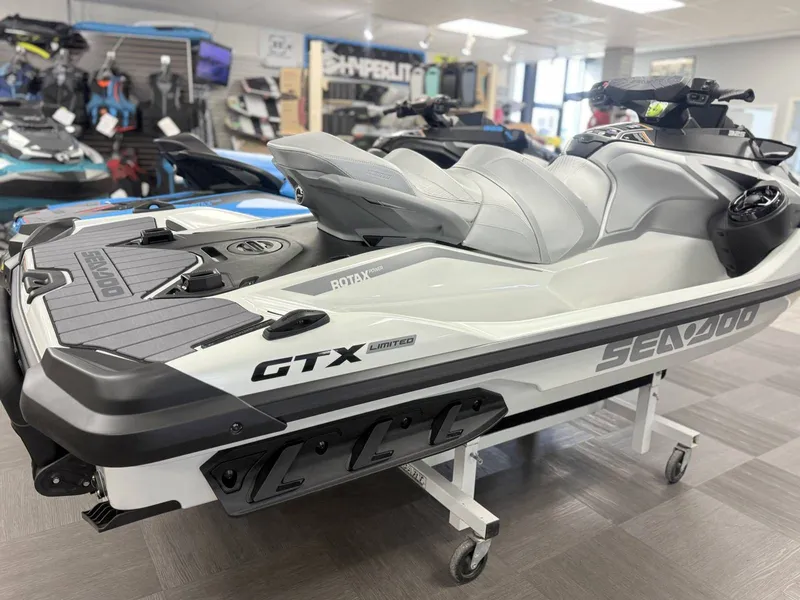 Slide: The Image of Sea-Doo 26tc - Gtx Ltd 325 W/snd - White Pearl 2026 - 4
