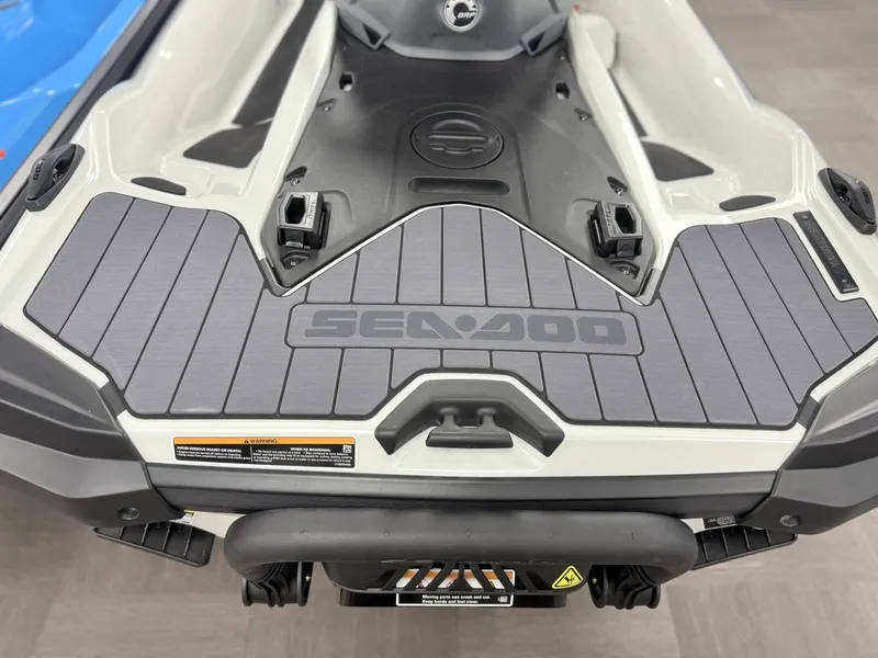 Slide: The Image of Sea-Doo 26tc - Gtx Ltd 325 W/snd - White Pearl 2026 - 7
