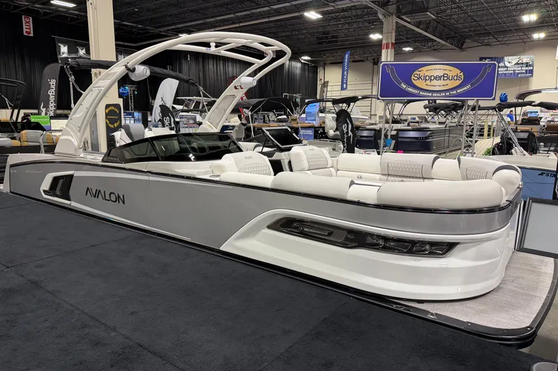 The Image of 2026 Avalon 2785 27-3 Excalibur LTD VRBW luxury boat displayed at a marine exhibition. - 0
