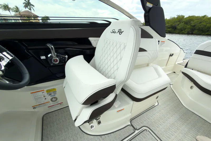 Slide: The Image of Sea Ray SLX 260 Outboard 2026 - 12