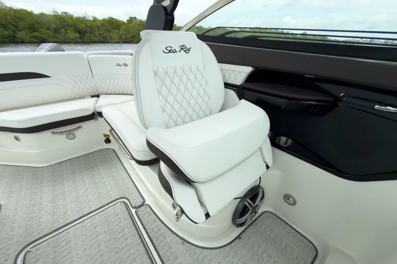 Slide: The Image of Sea Ray SLX 260 Outboard 2026 - 16