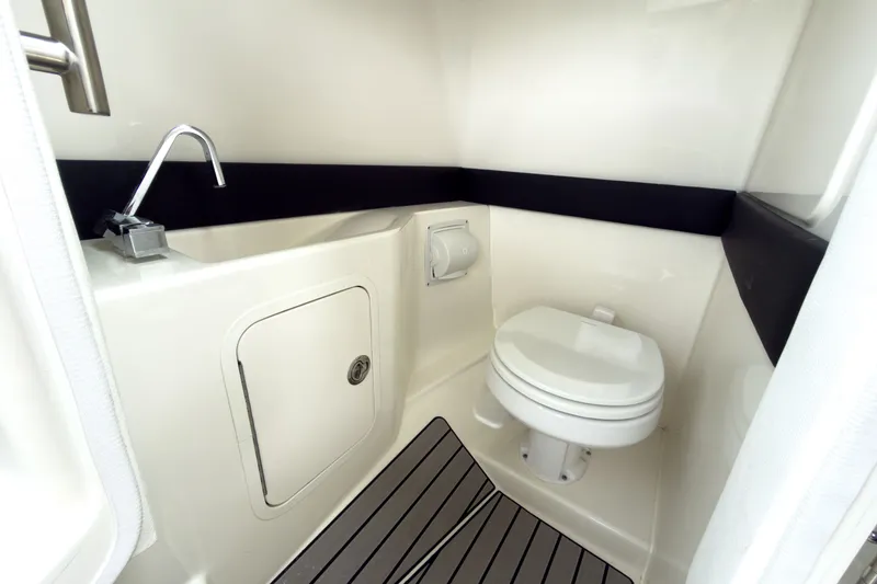 Slide: The Image of Sea Ray SLX 260 Outboard 2026 - 17