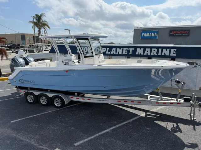 The Image of Robalo R302 Center Console 2022 - 1