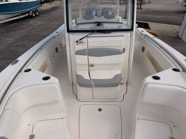 Slide: The Image of Robalo R302 Center Console 2022 - 13