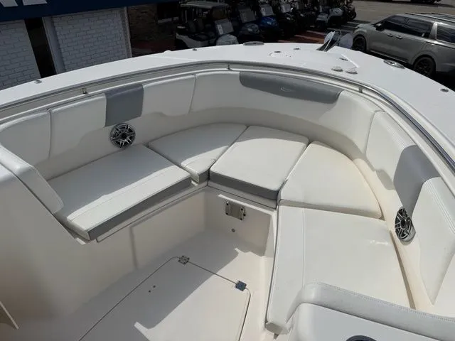 Slide: The Image of Robalo R302 Center Console 2022 - 16