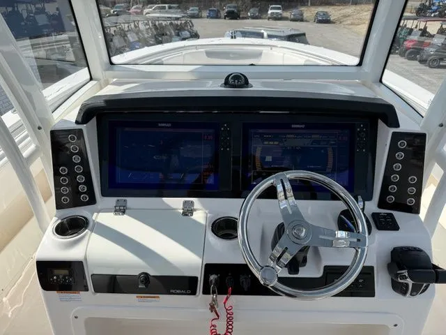 Slide: The Image of Robalo R302 Center Console 2022 - 18