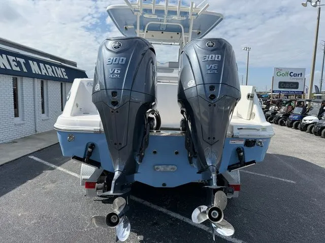 Slide: The Image of Robalo R302 Center Console 2022 - 4