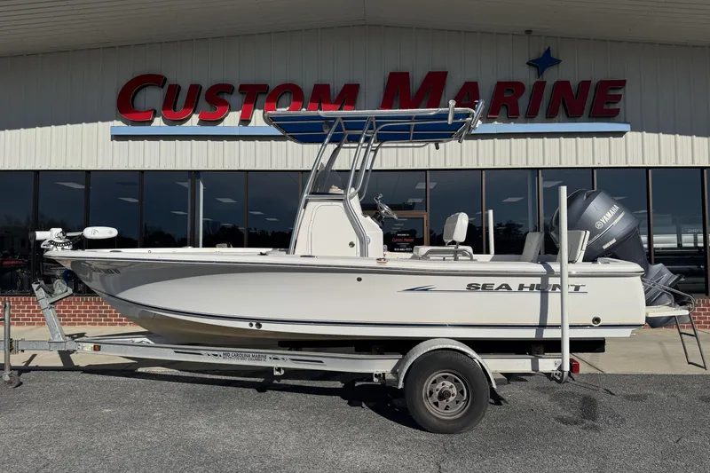 The Image of 2013 Sea Hunt BX 20 BR boat on trailer at Custom Marine dealership. - 1